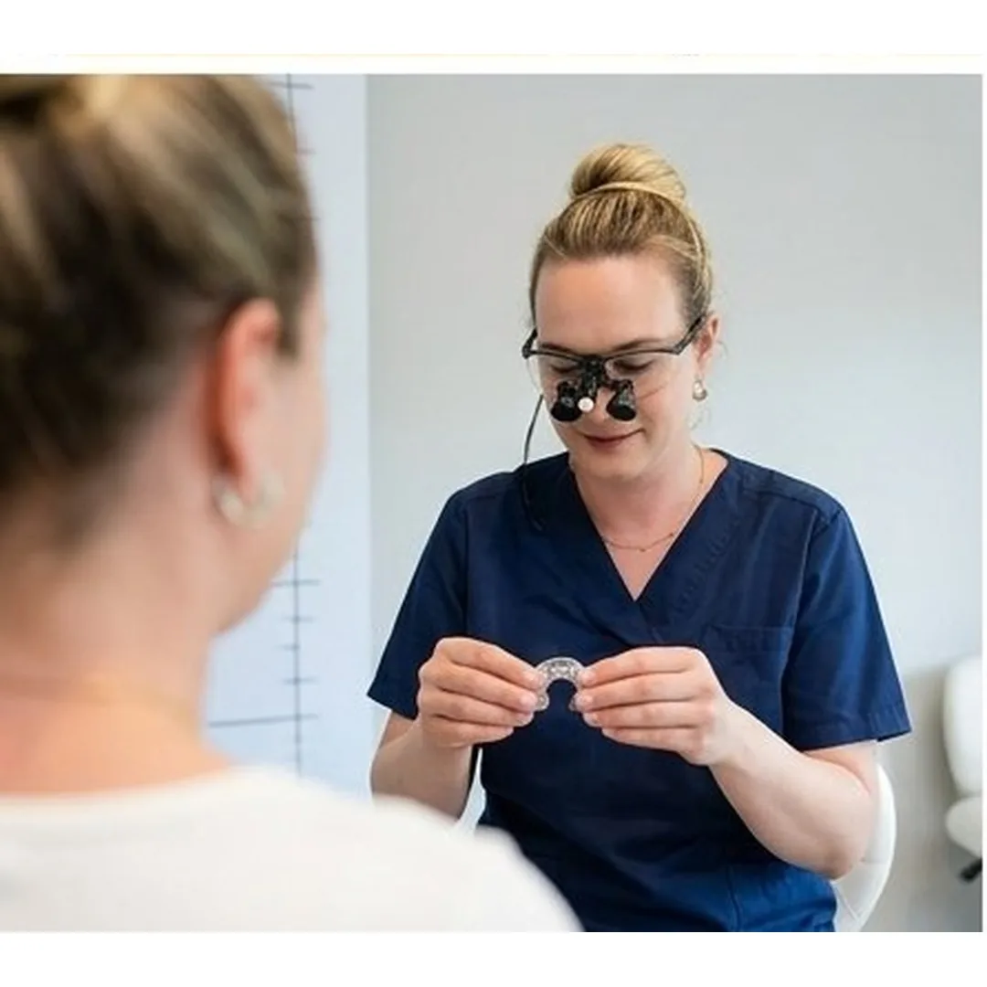 Dr. Julia Sander bei der Behandlung